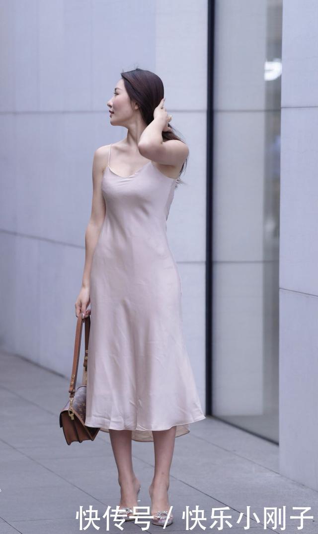 美女搭配一双高跟鞋,银白色凸显出女性的优雅气质