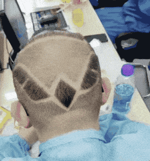 |搞笑GIF:姐,孩子长这么大了你是第一次抱吧,看着太心疼了