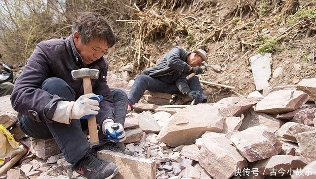 河南林州人开发旅游建民宿，山西穽底村20多位石匠师傅来帮忙