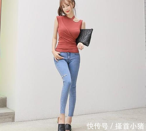 街拍|女神穿搭:小姐姐爱穿可爱的紧身牛仔裤,更显苗条身材!