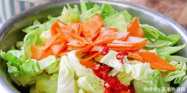 我家就爱这菜吃包菜,一次腌2瓶,吃饭来点特下饭,简单好吃