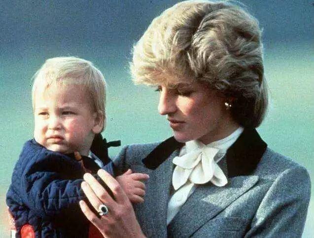 戴安娜 戴安娜秀的订婚钻戒6万美元就能买到,再看卡米拉的:到底是真爱