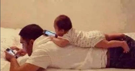 儿子|爸爸带双胞胎儿子出去玩,快天黑了都没回家,妈妈找到后哭笑不得