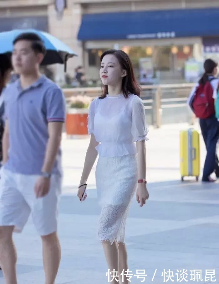 轻裙|绶带盘金缕,轻裙透碧罗,过膝蕾丝裙巧穿搭令你自信亦优雅