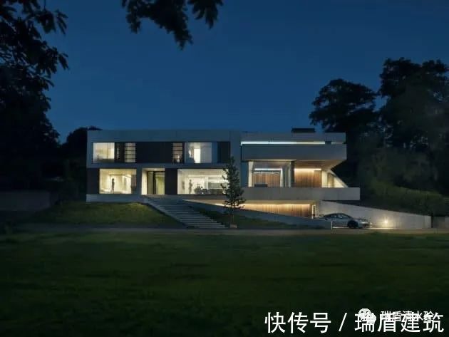 清水混凝土打造出的22°别墅