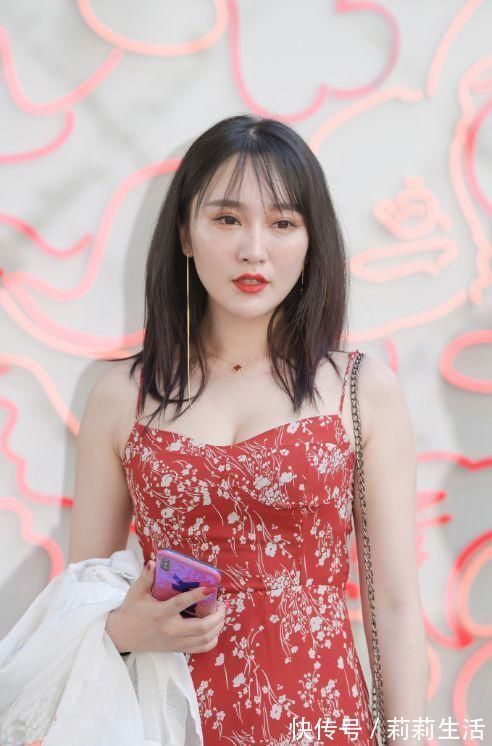 吊带 靓丽时尚小姐姐，一件吊带印花裙，女性风韵藏不住