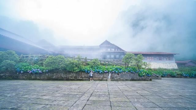 神秘感|峨眉山自带神秘感的云中寺院，有你不曾见过的美