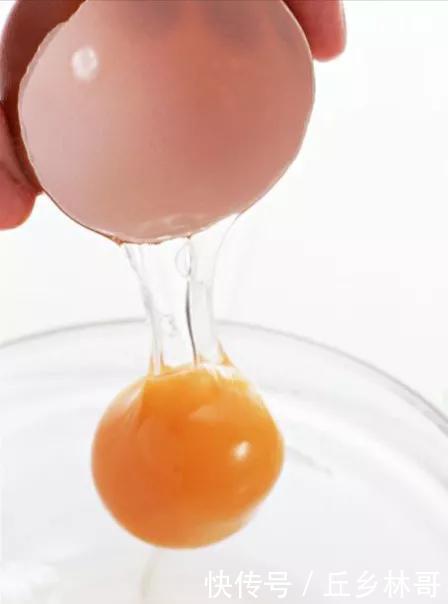 鸡蛋包豆腐也可以在家做,香味浓郁,做法简单,和饭店的一样好吃