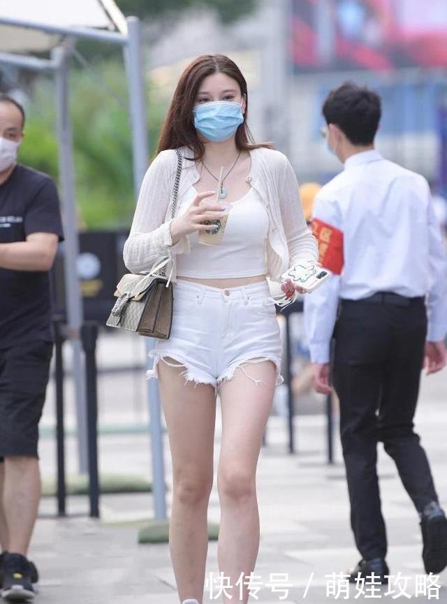 开衫|白背心加开衫搭配潮流短裤，简单舒适又显纯净，身材不一般