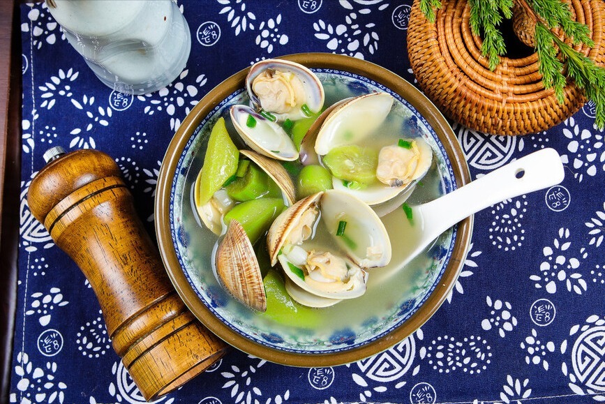 浸泡|做丝瓜汤,切记不要直接下锅,掌握这1步,汤鲜味美,颜色不变黑