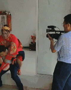 |搞笑GIF：好玩是好玩 就是有点费舌头