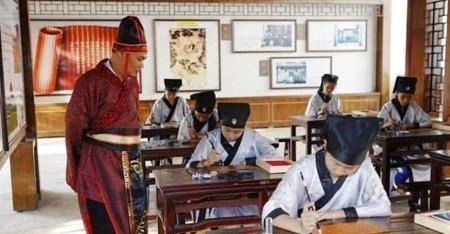 中国文化$父亲批评儿子出上联 十岁顽童, 岂有登科大志, 儿子下联千古绝对!