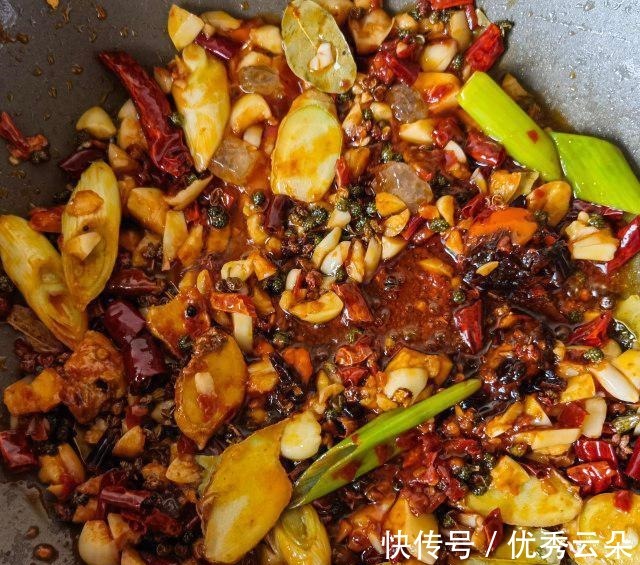 麻辣|芹菜洋葱炒龙虾尾,嘬一口龙虾尾,麻辣鲜香,好吃极啦!