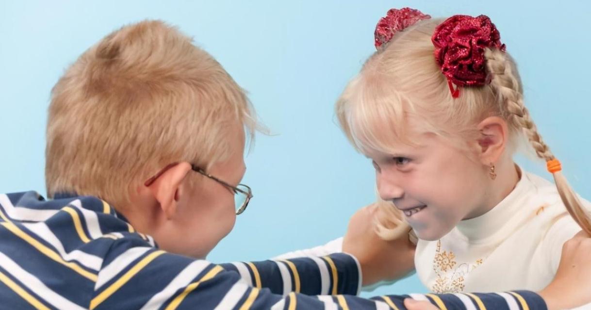 姐弟|弟弟被姐姐打哭,一边告状一边护着姐姐,画面太暖感动众人