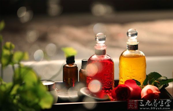 用玫瑰精油让女人肌肤更水嫩