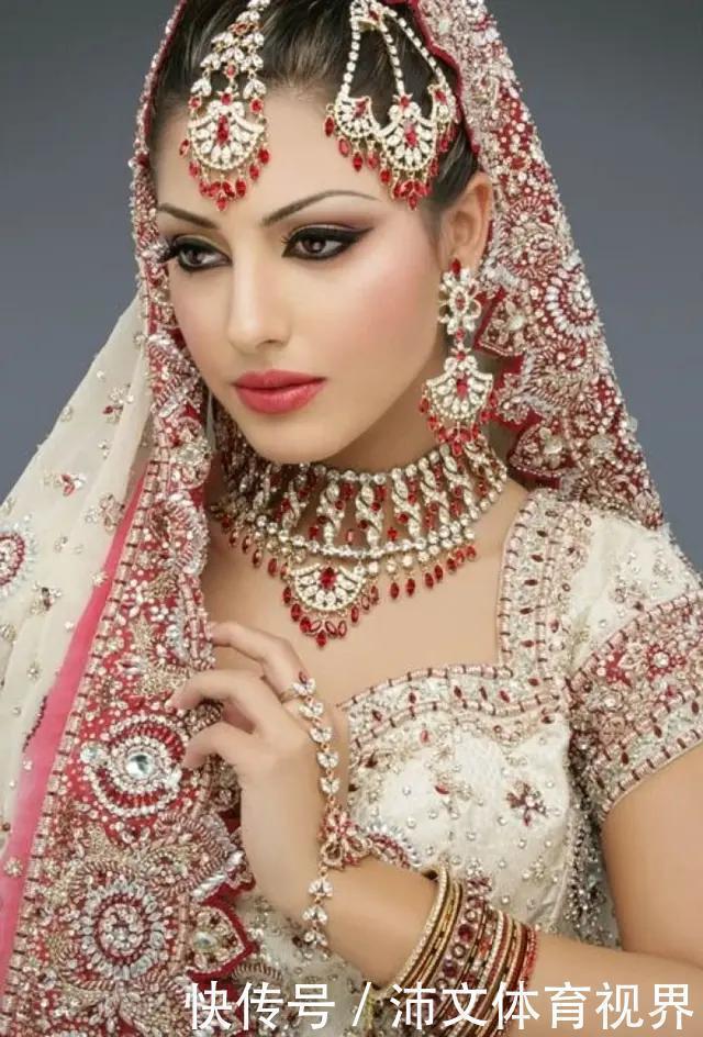 裸体|女画家为彰显艺术的世俗感,以自己为模特描绘裸体油画,画风暧昧