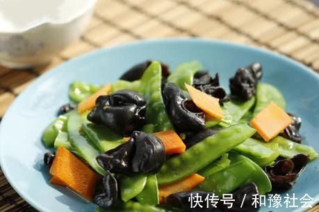 炒木耳一下锅就“噼啪响”？学会饭店的窍门，木耳不炸锅，鲜又嫩