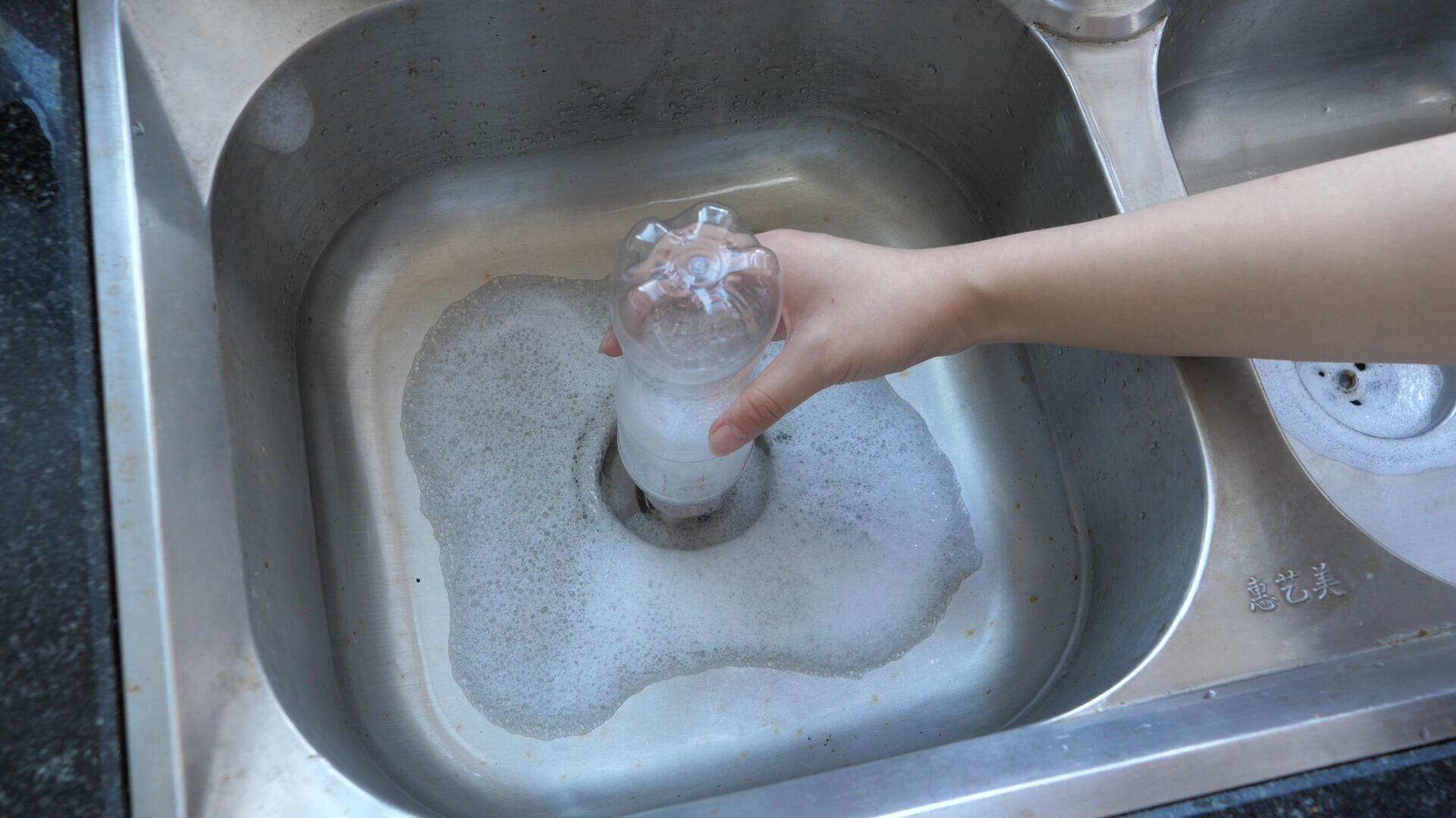 洗菜池里插个塑料瓶，解决家家户户都困扰的难题，好方法省钱实用