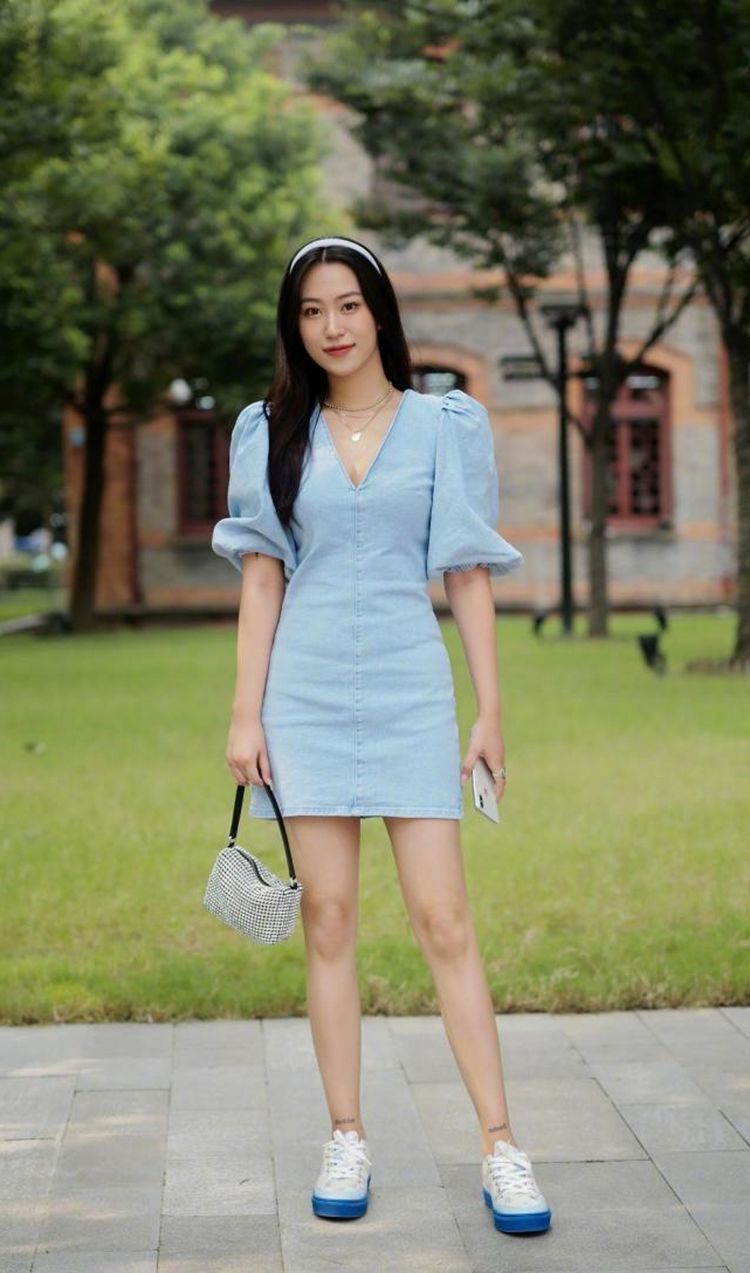 长袖|街拍：小姐姐夏日的清凉装，牛仔紧身短裤配T恤，校园风格即时感