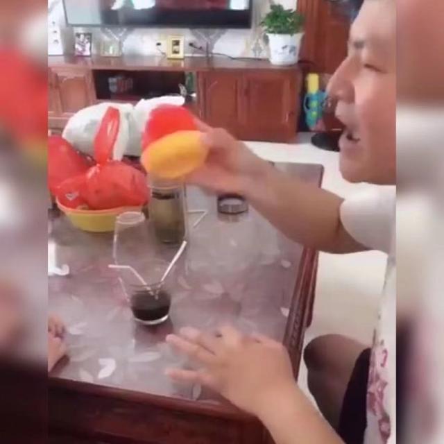 闺女|亲爸为了让闺女喝药,想出了“摇骰子”的办法火了,网友:太拼了