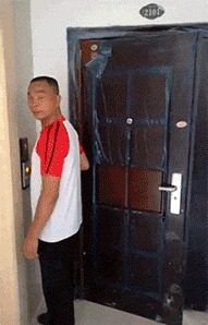 |搞笑GIF:这浪好厉害啊,拍打的妹子是猝不及防啊