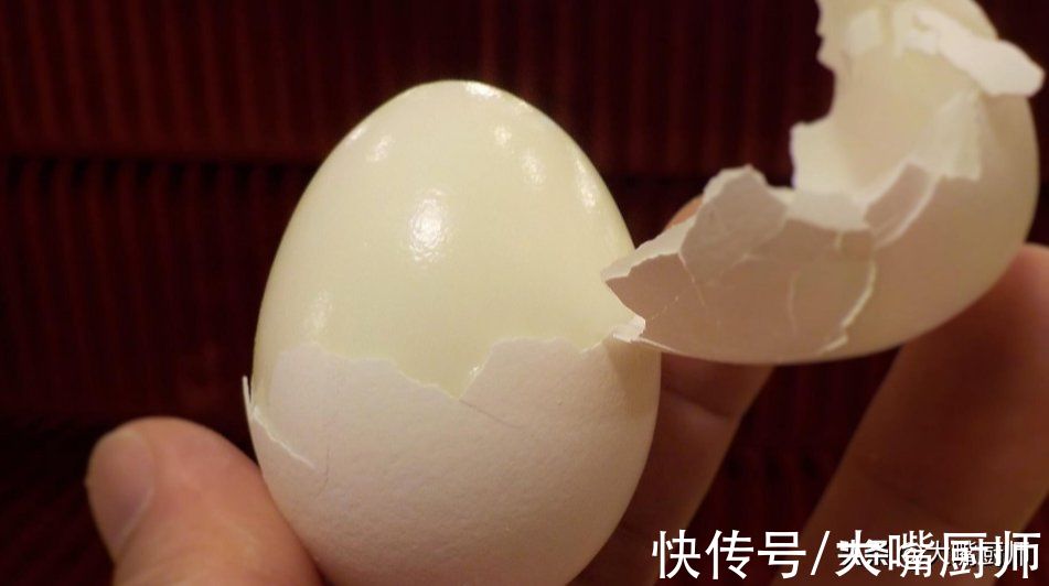 水煮蛋别只用清水，想要好吃又营养，不破壳好剥壳，这4点是关键