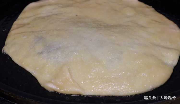 烙饼柔软筋道有诀窍,大厨教你,和面很关键,照着做保证酥软多层