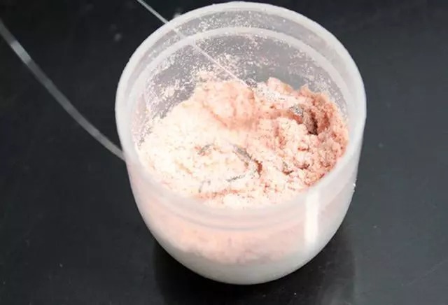 天气越来越冷，用蚯蚓钓鱼，多一个小步骤事半功倍