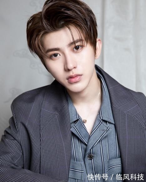 华彩少年|华彩少年官宣王一博,蔡徐坤粉表示不满,官方选王一博不是以学历优先
