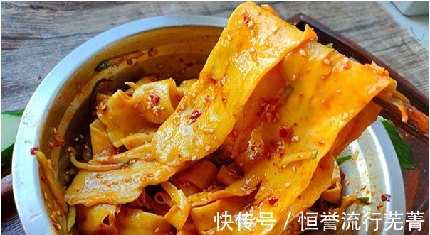 面粉里打入鸡蛋,泡一泡拉一拉,煮好加料拌一拌,三伏天吃真开胃!