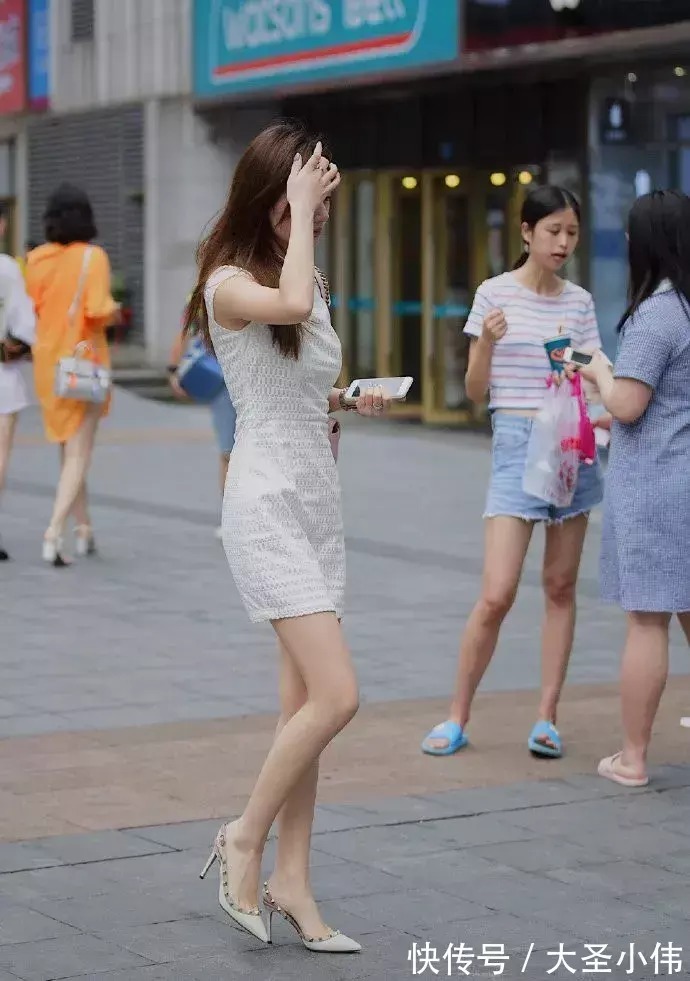 小姐姐 美女街拍：女生搭配高跟鞋出街，让自己看上去更有女人味