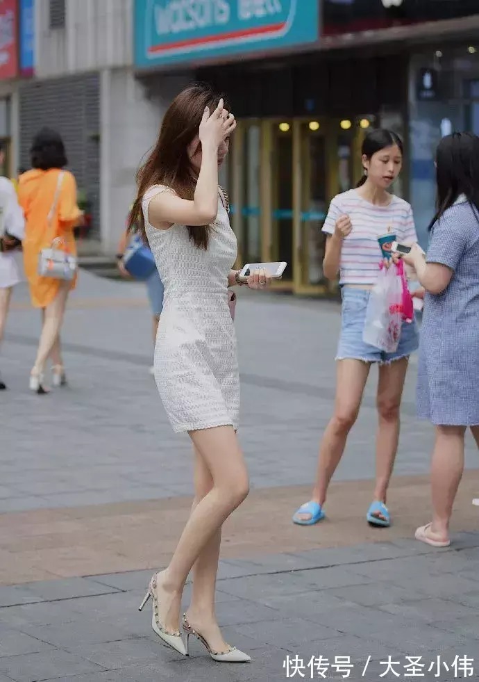 小姐姐 美女街拍:女生搭配高跟鞋出街,让自己看上去更有女人味