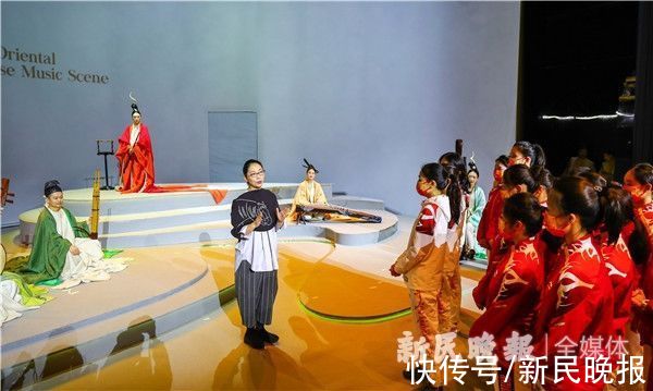 花样游泳&花游天团游进“国风港湾”，还和唢呐演奏家比起了肺活量