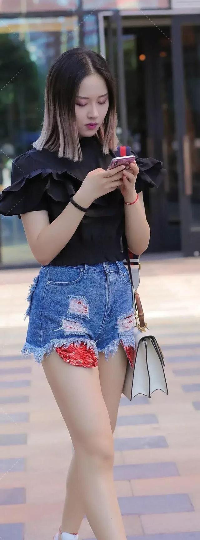 牛仔|牛仔连衣裙内搭白色T恤,清爽有活力,少女感十足