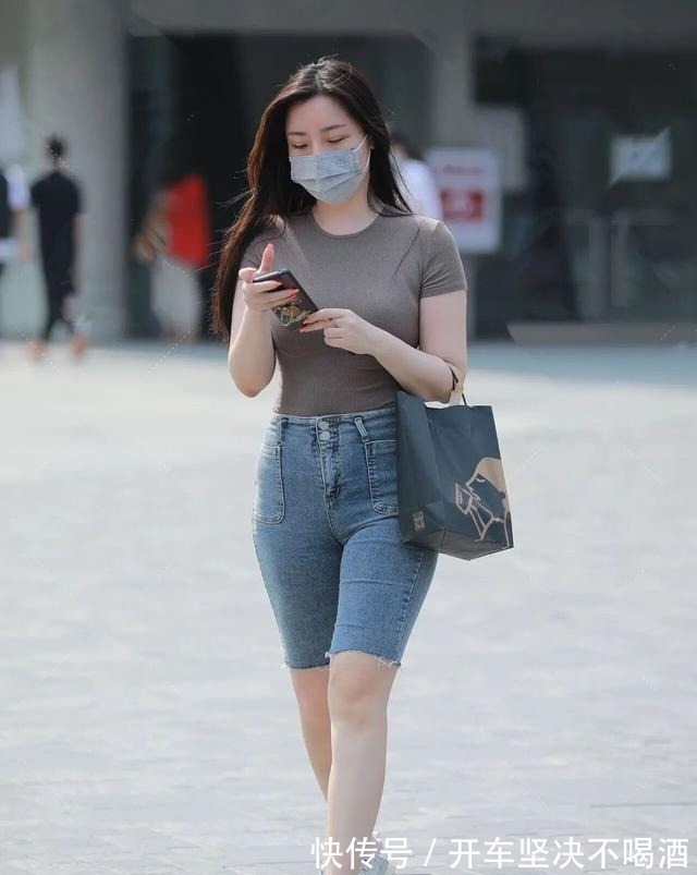 紧身 打底裤是懒人出门快速穿搭服饰,充满了休闲的气息,笑容甜美!