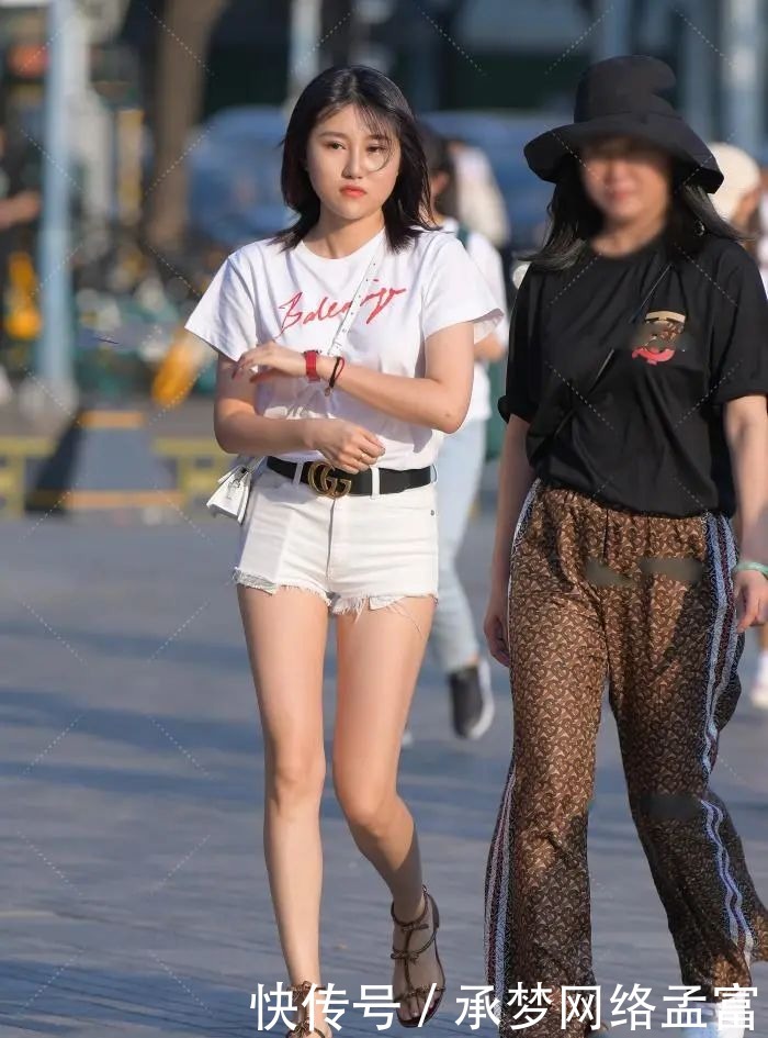 浅色|街拍:短袖搭配浅色裤子