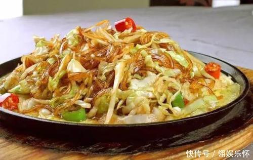 包菜加一个洋葱,简单小炒凉拌开胃,是招待亲朋好友的美食