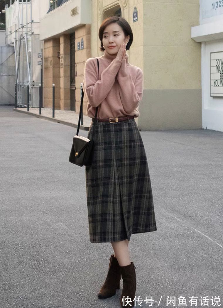 格纹|40岁女人别刻意扮嫩,学70后博主穿“格纹裙+毛衣”,优雅又减龄