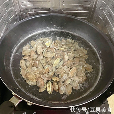 因为这道酸酸辣辣的凉拌花甲,从此爱上了做饭
