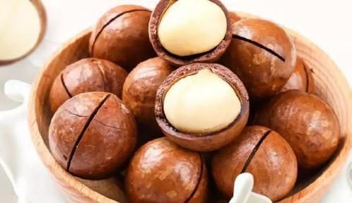 建议中老年人:瓜子、花生要少吃,家里多备这四款零食,营养健康