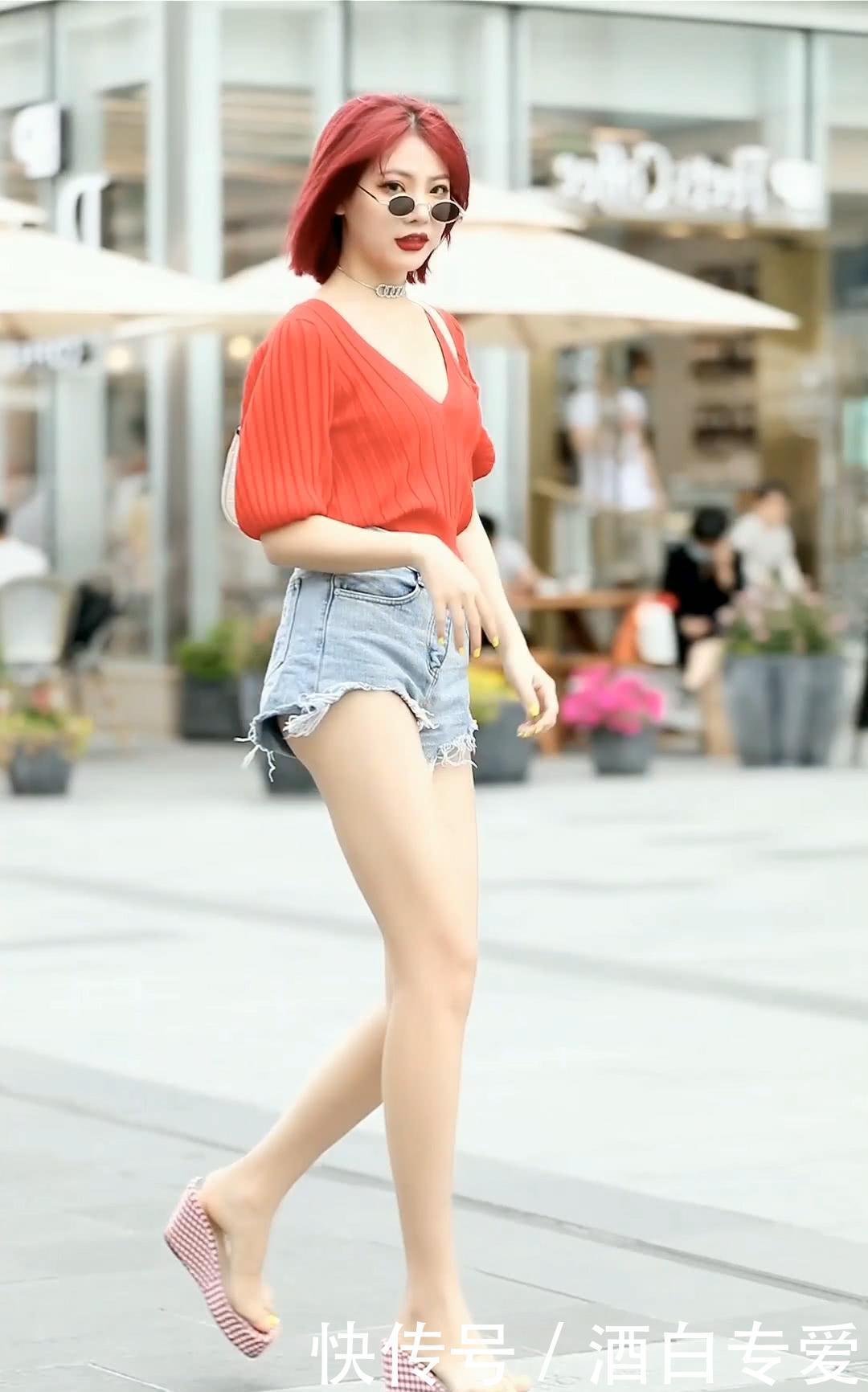 红色的衬衫配牛仔裤，穿出了绝佳的身材，酷女孩也有成熟的风