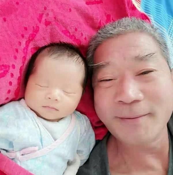 黄大爷|67岁“超高龄妈妈”产女后续,女儿成为小网红,夫妻俩人气爆棚