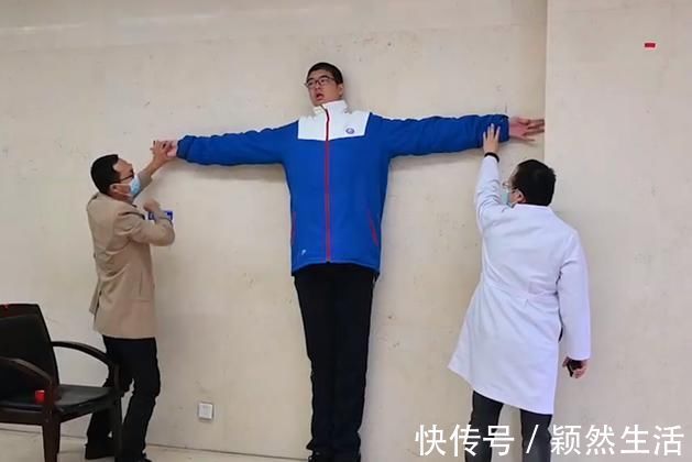 身高|初中“男女版小宇”火了，两人身高都超2米2，叫小宇的个都高？