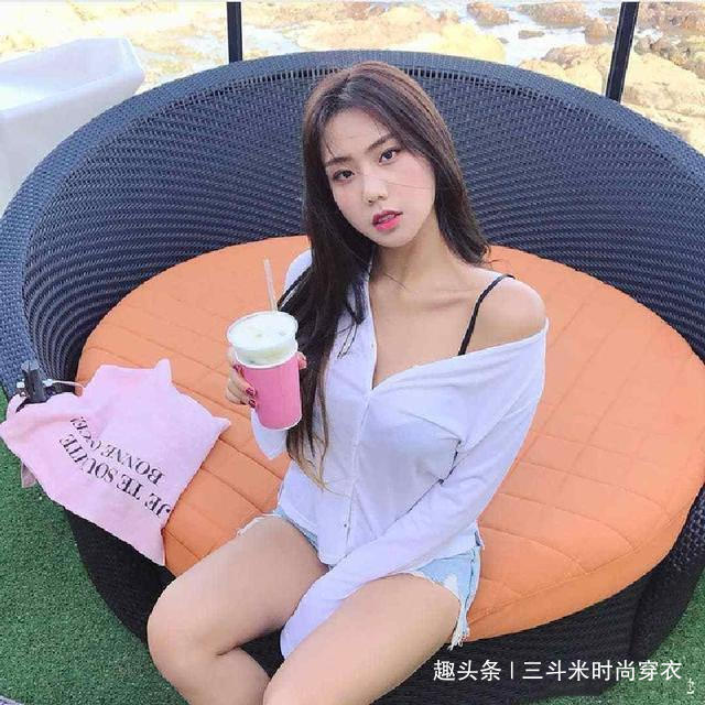 百搭 紧身牛仔裤小姐姐,时尚百搭曲线玲珑,展现自信迷人小蛮腰!