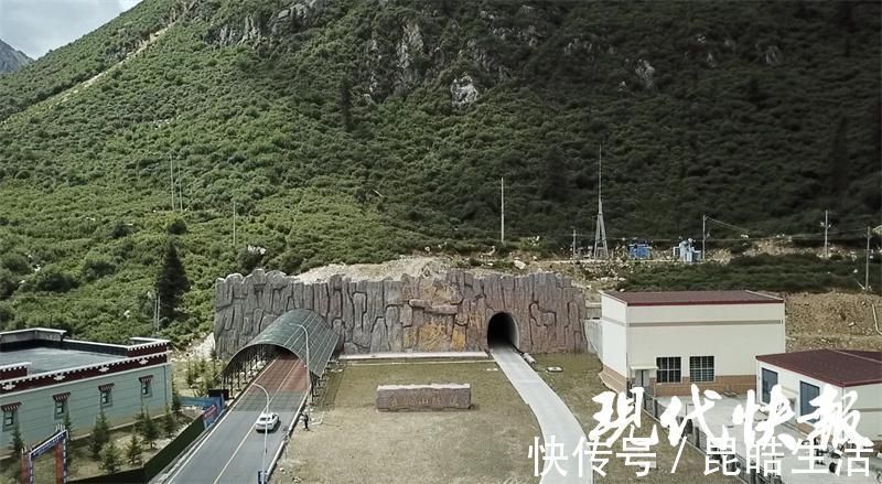 德格县|“雄鹰都飞不过的山峰”一隧洞穿，这个山坳里的小城火了