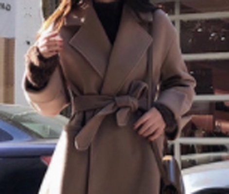 大气 建议大家大衣不要配黑裤子!瞧她那样穿,美得让人猜不出年龄