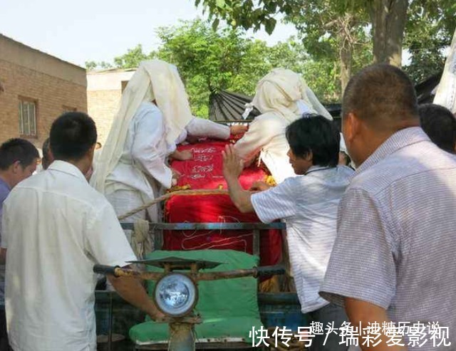 古人@古人丧葬习俗中,为何要让后代摔瓦盆,其中有何深意?