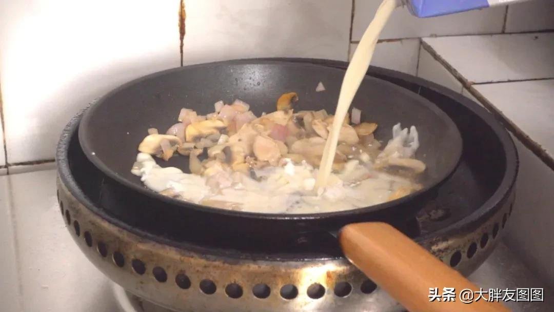 天冷了，煮个酥皮面包汤喝，喝完汤，吃浸满奶油汤汁的面包，满足