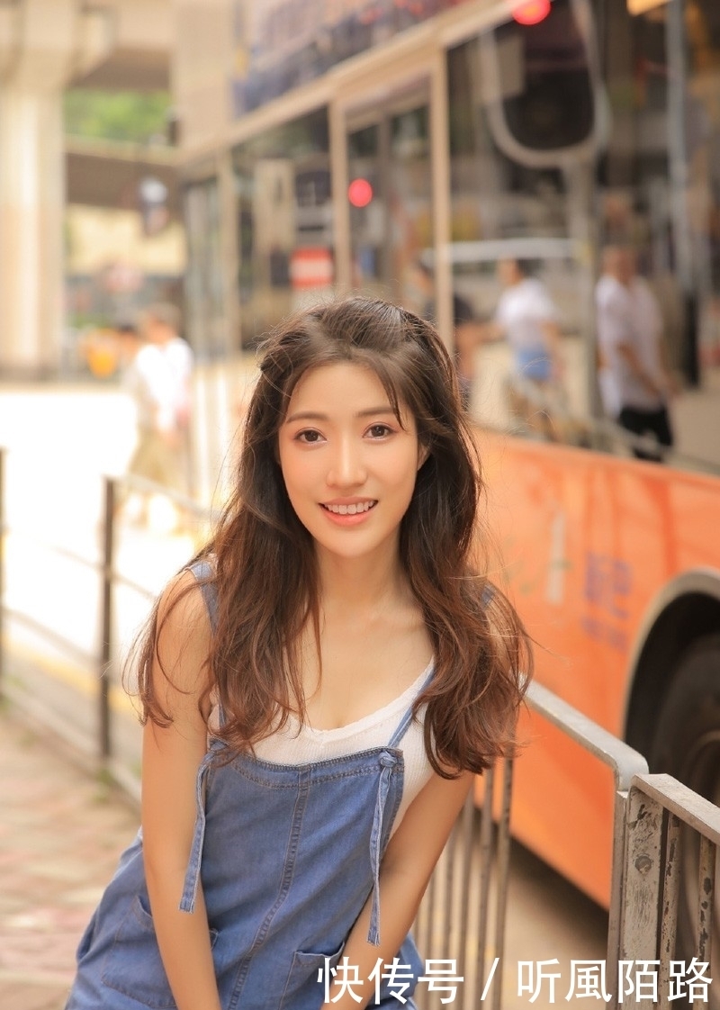 卷发|街拍:这可能就是初恋的感觉了吧!背带裤美女慵懒卷发甜美动人