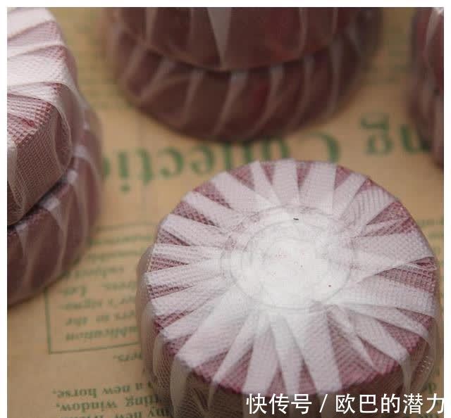 玻璃胶用久会“变黑”?保洁阿姨的“小妙招”,立马洁净还杀菌